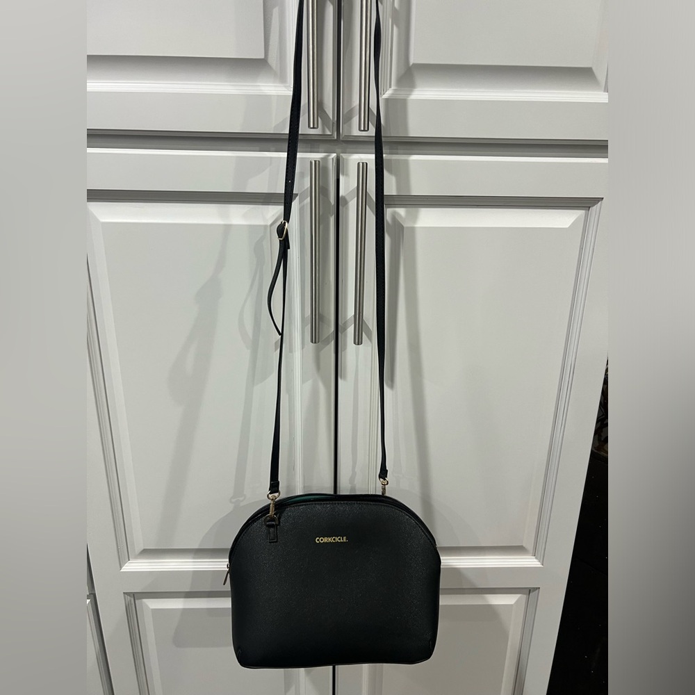Corkcicle crossbody insulated bag